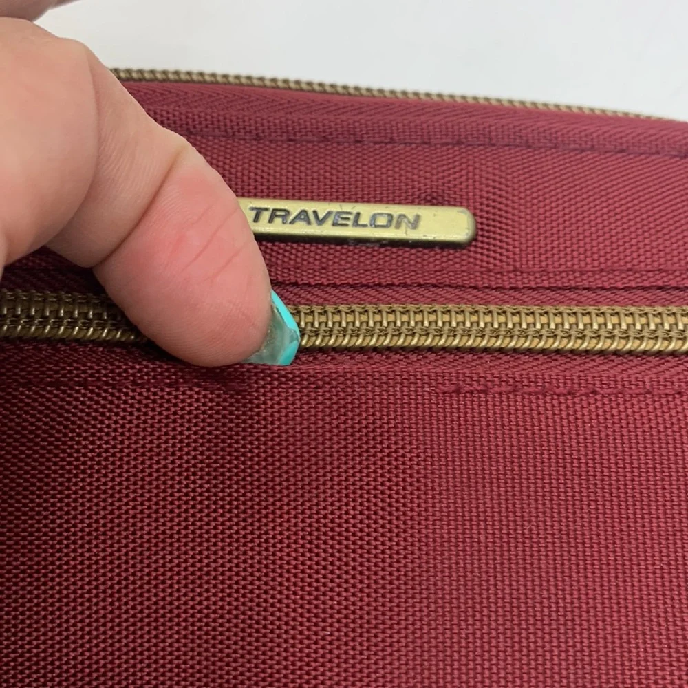 Red travelon standard size nylon wallet as is. SM3741